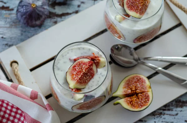 Colazione sana con ingredienti naturali.Fichi e semi di chia — Foto Stock