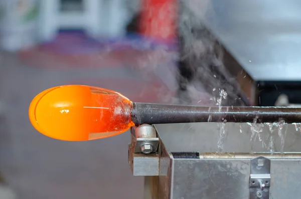 Processo de fabricação de soprador de vidro — Fotografia de Stock