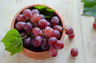 Güzel kırmızı üzümler kasede..