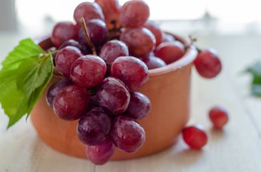 Güzel kırmızı üzümler kasede..
