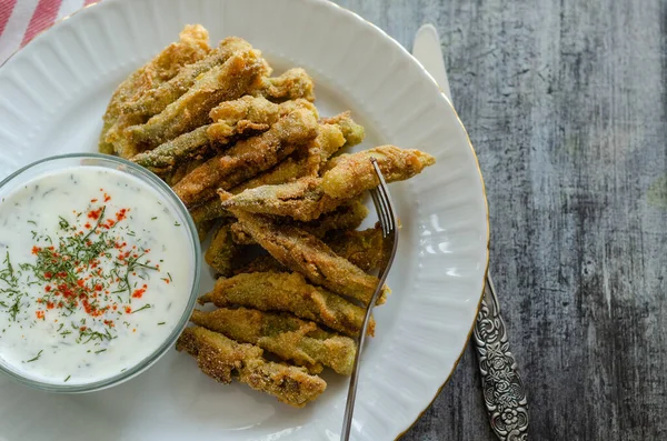 The crispy fried okra in container and spicy yogurt sauce — Stock Photo, Image