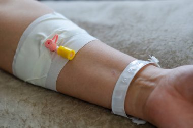 Hastaların elinde serum var. 