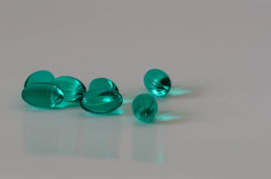 Beyaz arkaplan üzerindeki kapsülleri kapat.