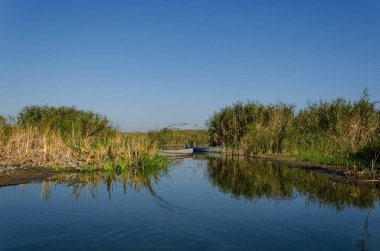 Sakin bir göl suyunda balıkçı teknesi. Eski ahşap balıkçı teknesi. Eber Gölü, Afyon, Türkiye