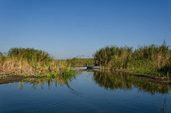Sakin bir göl suyunda balıkçı teknesi. Eski ahşap balıkçı teknesi. Eber Gölü, Afyon, Türkiye