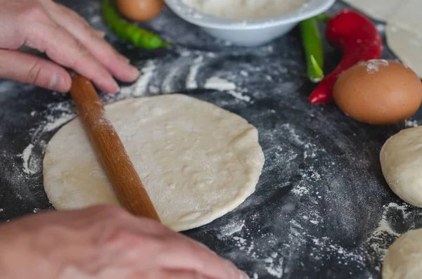 Masa Lahmacun Turco Carne Picada Huevo Pimienta Mesa Vista Superior — Foto de Stock