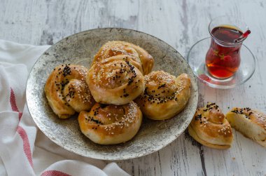 Türk Borek ahşap masada, üst manzara.