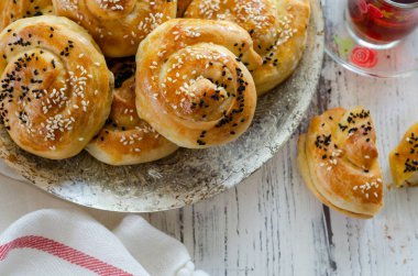 Türk Borek 'i ahşap masaya yakın, üst manzara..