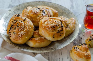Türk Borek 'i ahşap masaya yakın, üst manzara..