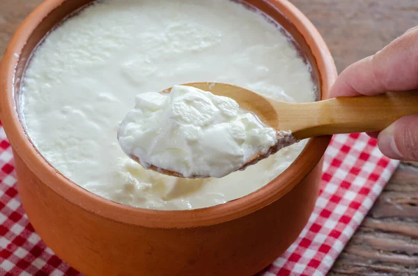 Yogur Turco Tradicional Maceta Barro Sobre Mesa Madera Imágenes de stock libres de derechos