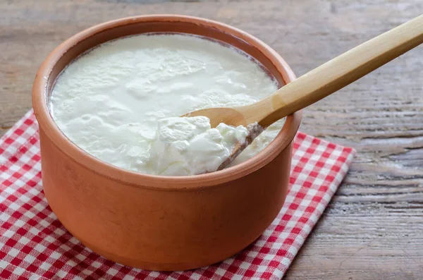 Yogur Turco Tradicional Maceta Barro Sobre Mesa Madera Fotos de stock libres de derechos