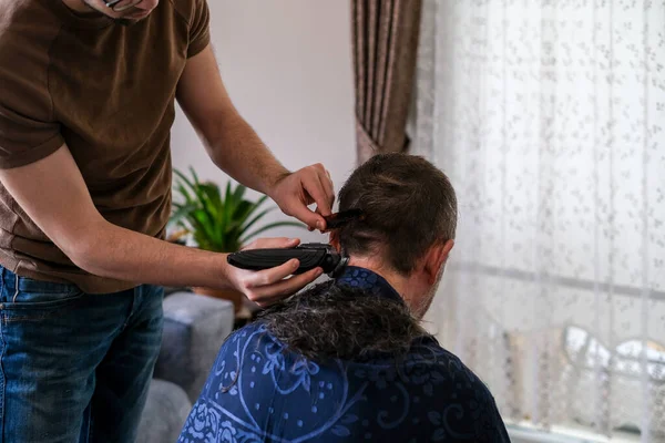 Young Man Cutting Father Hair Hair Clipper Coronavirus Quarantine Isolation — Stock Photo, Image