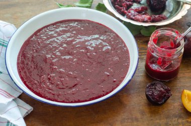 Masada kırmızı erik reçeli var..