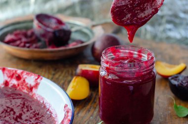 Masada kırmızı erik reçeli var..