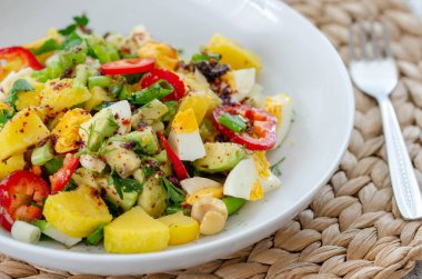 Patates salatası, turşu, soğan, biber ve yumurta.