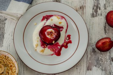 Damson erikli tatlı. Süzme peynirle servis etmeye hazır ve fındıklı.