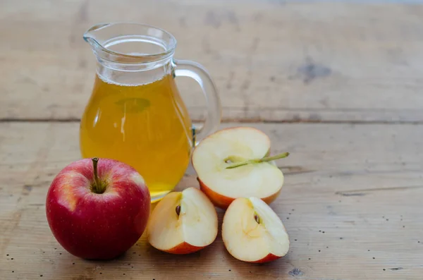 Botella Del Vinagre Manzana Con Manzana Fresca Comida Bebida Imagen de stock