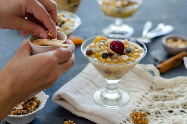 Postre Tradicional Turco Asure Ashura Noah Pudding Haciendo Los Cereales Fotos de stock