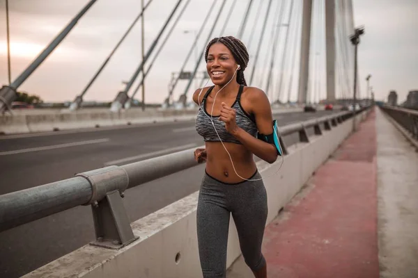 Young Black Woman Running City Bridge — Stock Photo, Image