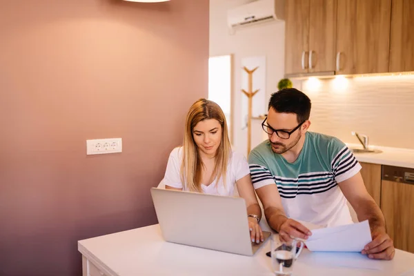 Junges Paar Verwaltet Finanzen Überprüft Seine Bankkonten Mit Laptop Und — Stockfoto