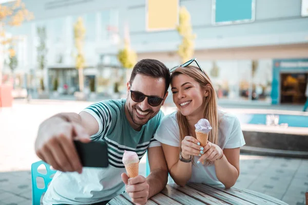 Good Looking Young Man Sunglasses Taking Selfie His Girlfriend While — Stock Photo, Image