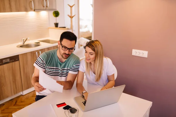 Ernsthafter Junger Mann Analysiert Rechnungen Mit Seiner Frau Hause — Stockfoto