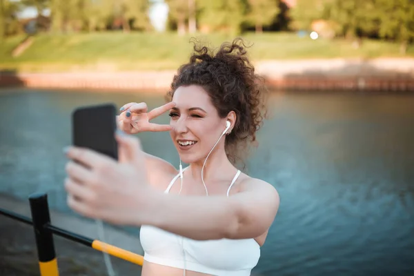 Attraktives Mädchen Mit Lockigem Haar Macht Selfie Mit Ihrem Smartphone — Stockfoto