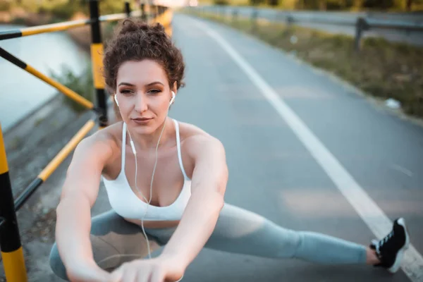 Beautiful Girl Sport Clothes Stretching Her Legs Exercising — Stock Photo, Image