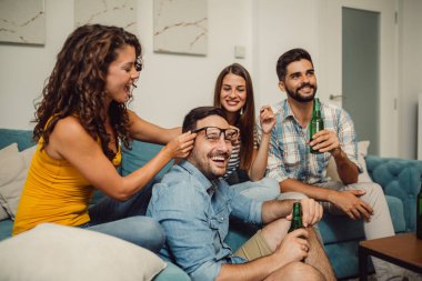 Genç arkadaş grubu oynarken eğlenceli oyunlar onlar kapalı koltukta oturan