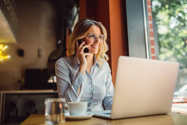 Retrato Una Joven Mujer Negocios Con Gafas Sentada Cafetería Frente — Foto de Stock