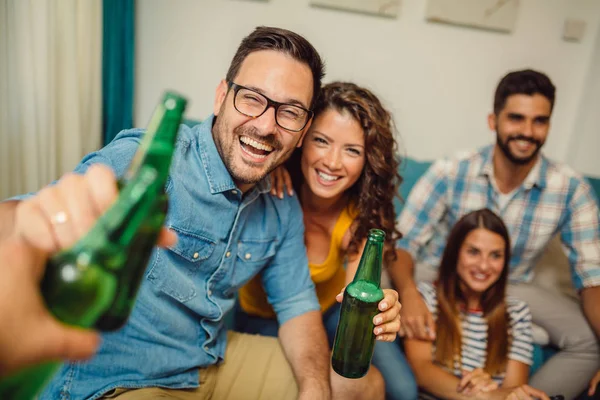 Cheers Young People Having Fun While Drinking Beer Bottle — Stock Photo, Image