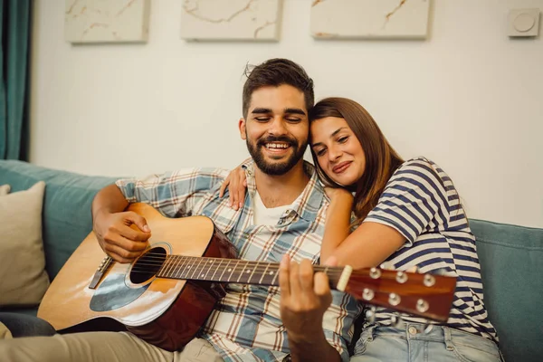 Jovem Está Tocando Guitarra Para Sua Namorada Enquanto Ela Está — Fotografia de Stock