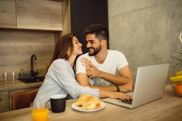 Pareja Enamorada Disfrutando Del Desayuno Usando Portátil Juntos — Foto de Stock