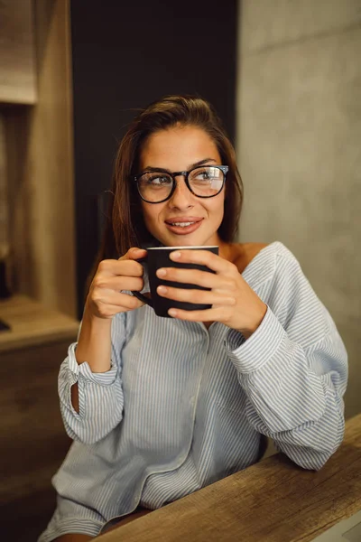 Mutfakta Sabah Ayakta Kahve Içme Gözlük Ile Güzel Kız Portresi — Stok fotoğraf