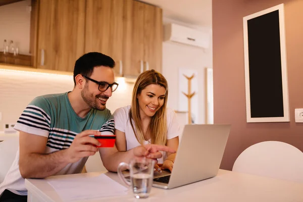 Portrait Young Couple Who Shopping Online Using Credit Card Home — Stock Photo, Image