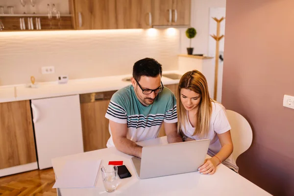 Porträt Eines Jungen Paares Das Zusammen Laptop Arbeitet Während Hause — Stockfoto