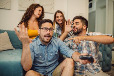 Arkadaşlar iskambil video spor evde grup.