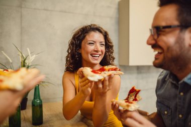 Grup Genç arkadaşlar ile pizza ve bira şişesi evde eğlenceli yaşıyorsanız