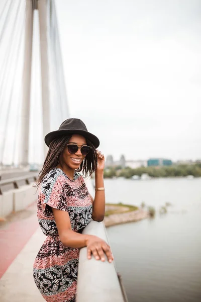 Young Black Woman Posing While Standing Bridge Fence — Stock Photo, Image