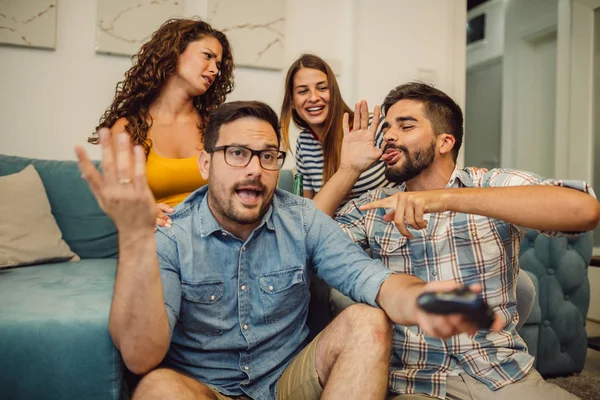 Grupo Amigos Jugando Videojuegos Casa —  Fotos de Stock