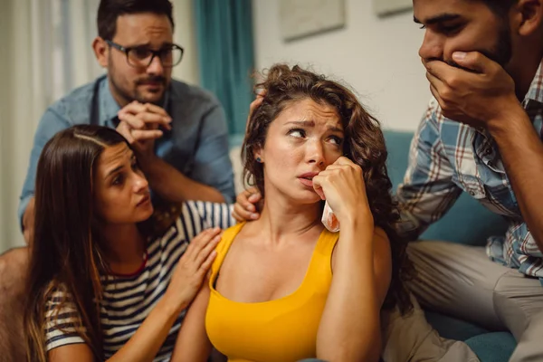 Junges Trauriges Mädchen Das Mit Ihren Freunden Über Ihre Probleme — Stockfoto