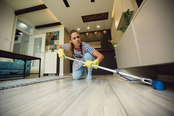 Cansado Jovem Mulher Está Limpando Chão Sob Móveis Com Uma — Fotografia de Stock
