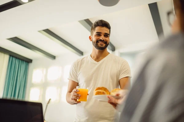 Retrato Homem Segurando Croissants Suco Laranja Que Ele Trouxe Para — Fotografia de Stock