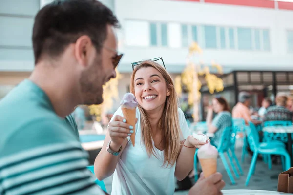 Young Couple Enjoying Sunny Weather Eating Ice Cream — Stock Photo, Image