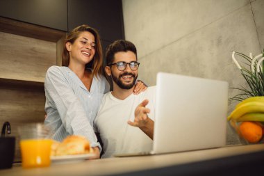 Genç çift laptop sabah birlikte portresi