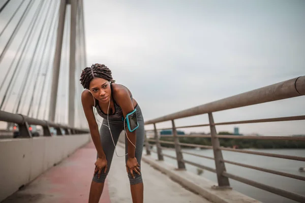 Young Black Woman Earphones Stopped Running Bridge Take Breath — Stock Photo, Image