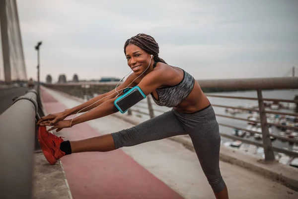 Jovem Mulher Negra Sportswear Está Fazendo Exercícios Alongamento Livre — Fotografia de Stock