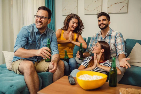 Grupo Jovens Amigos Divertindo Bebendo Cerveja Comendo Pipocas Casa — Fotografia de Stock
