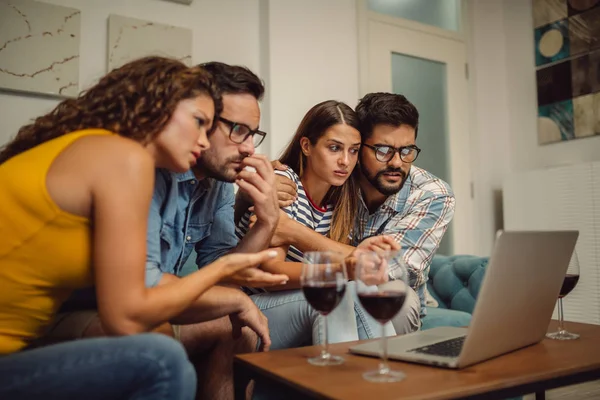 Futbol Oyun Laptop Süre Şarap Içme Onların Takım Kaybediyor Gibi — Stok fotoğraf