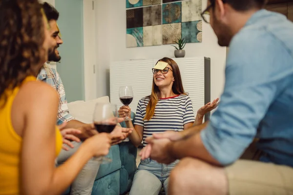 Amigos Felices Bebiendo Vino Jugando Adivinen Quién Mientras Divierten Casa — Foto de Stock